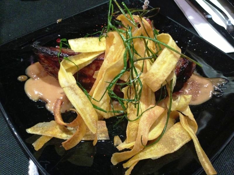 GastroNomadas_Valencia_Tweets_and_Food_Ambiente_Presa_ibérico_tamarillo_chips_plátano_macho_salsa_Satay